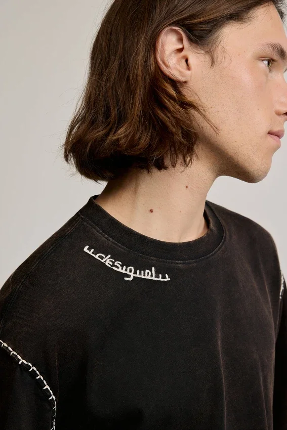 Details zum einfarbigen T-Shirt Details zum einfarbigen T-Shirt
