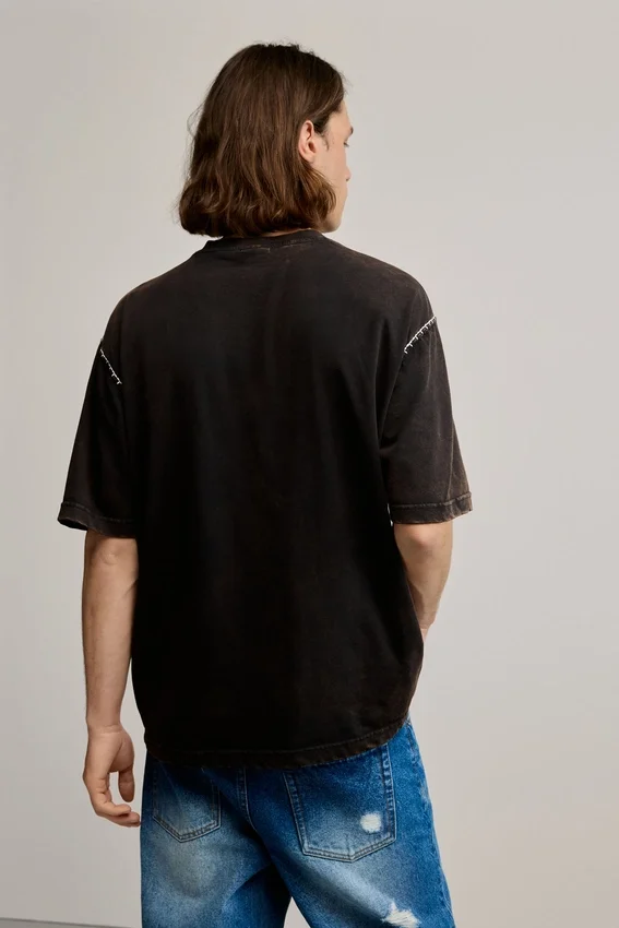 Details zum einfarbigen T-Shirt Details zum einfarbigen T-Shirt