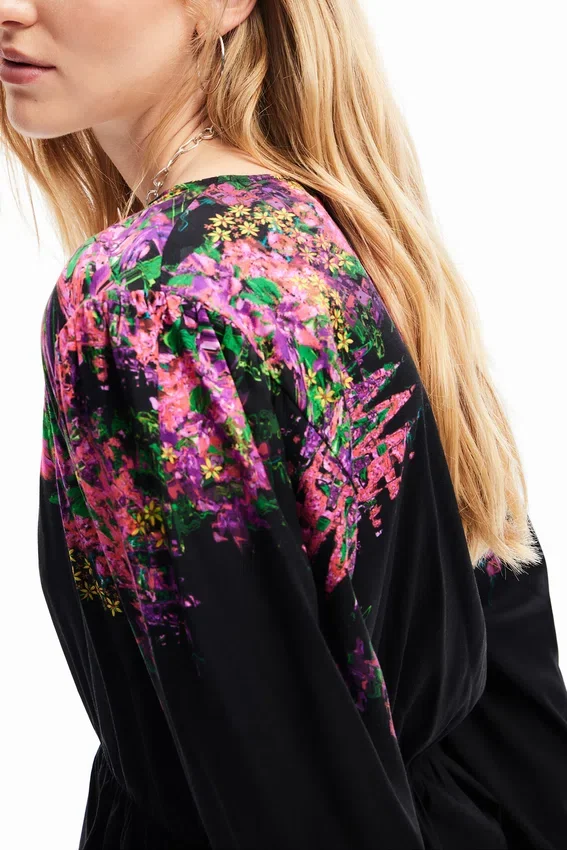 Digital bedruckte Wickelbluse mit Blumenmuster Digital bedruckte Wickelbluse mit Blumenmuster