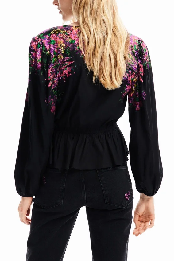 Digital bedruckte Wickelbluse mit Blumenmuster Digital bedruckte Wickelbluse mit Blumenmuster