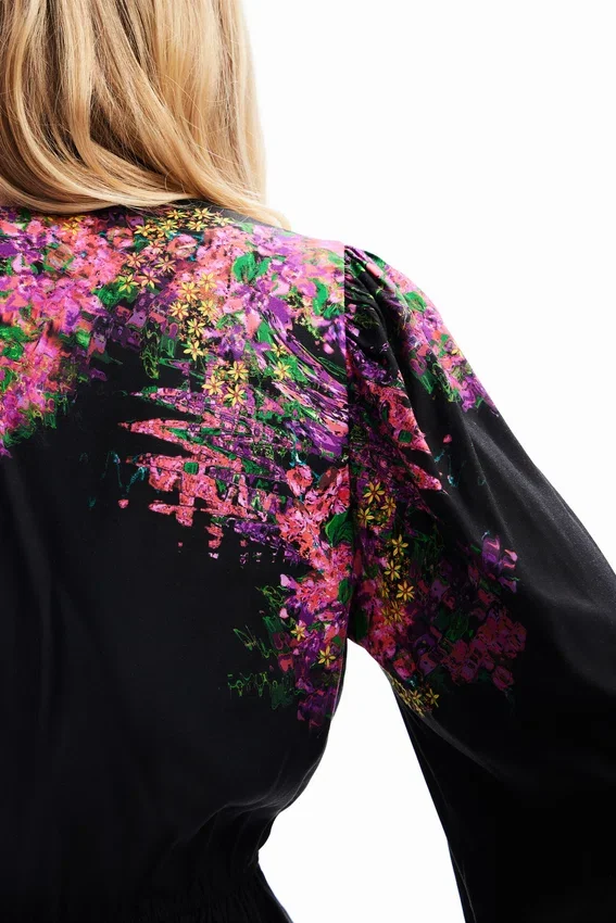 Digital bedruckte Wickelbluse mit Blumenmuster Digital bedruckte Wickelbluse mit Blumenmuster