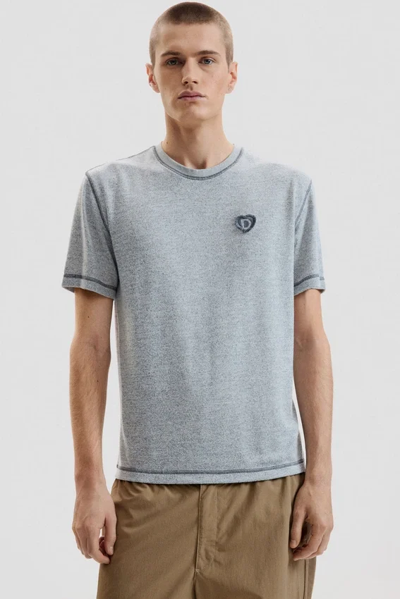 Einfaches Strick-T-Shirt Einfaches Strick-T-Shirt