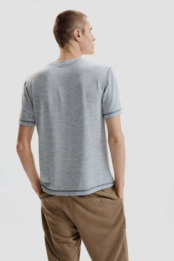 Einfaches Strick-T-Shirt Einfaches Strick-T-Shirt