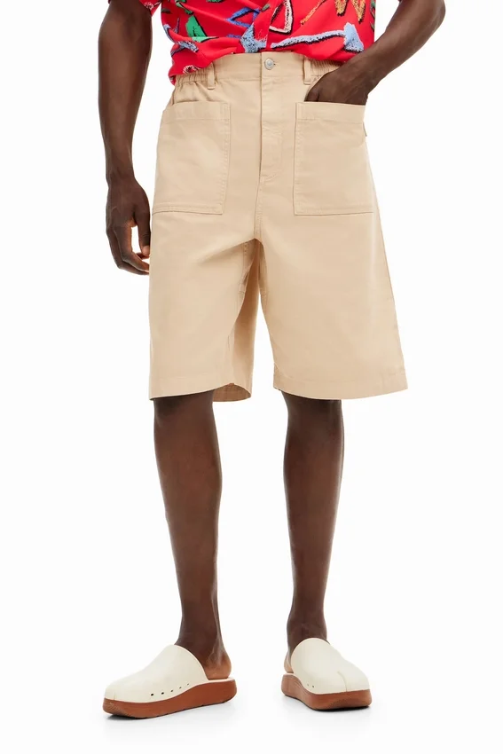 Einfarbige Shorts mit Taschen Einfarbige Shorts mit Taschen