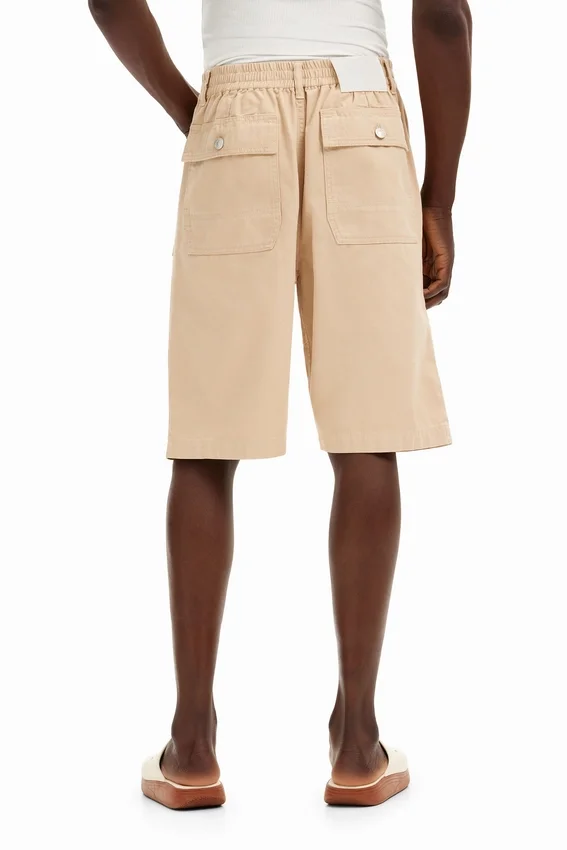 Einfarbige Shorts mit Taschen Einfarbige Shorts mit Taschen