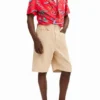 Einfarbige Shorts mit Taschen Einfarbige Shorts mit Taschen