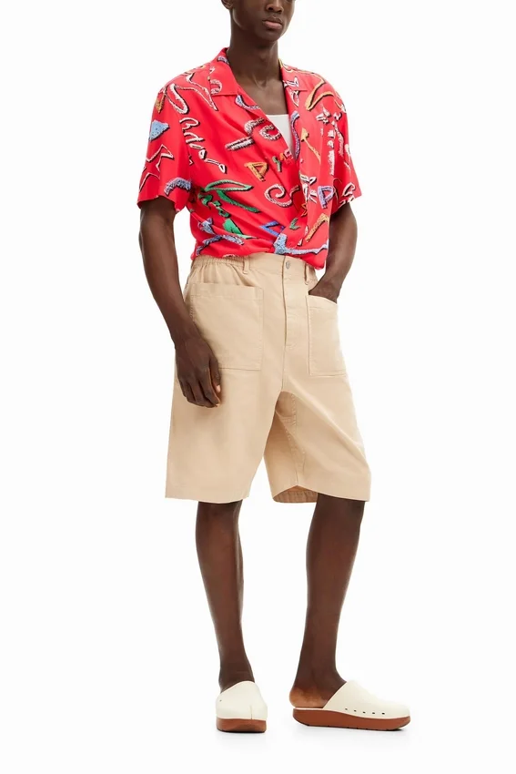 Einfarbige Shorts mit Taschen Einfarbige Shorts mit Taschen