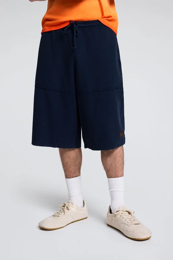 Einfarbige Strick-Bermuda-Shorts Einfarbige Strick-Bermuda-Shorts