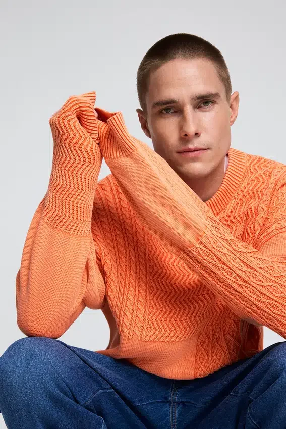 Einfarbiger Strickpullover Einfarbiger Strickpullover
