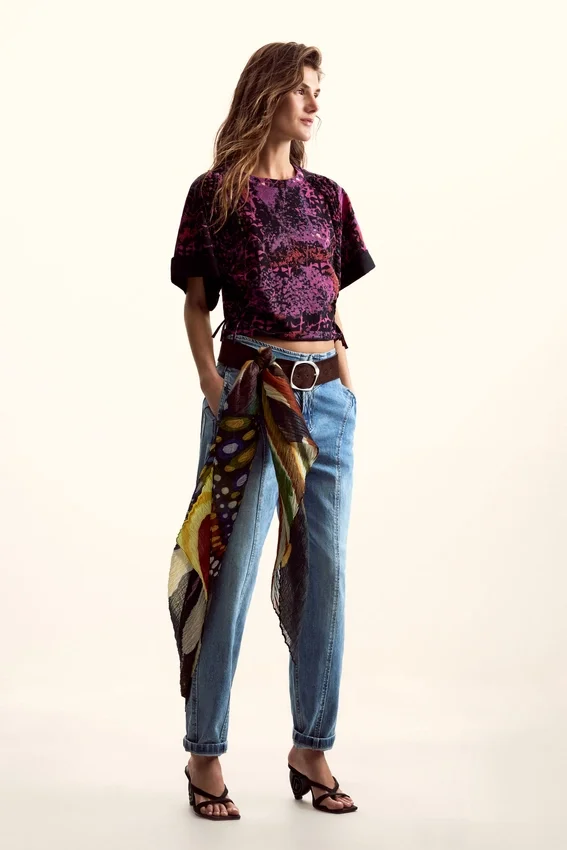 Ethno-T-Shirt, entworfen von Christian Lacroix Ethno-T-Shirt, entworfen von Christian Lacroix
