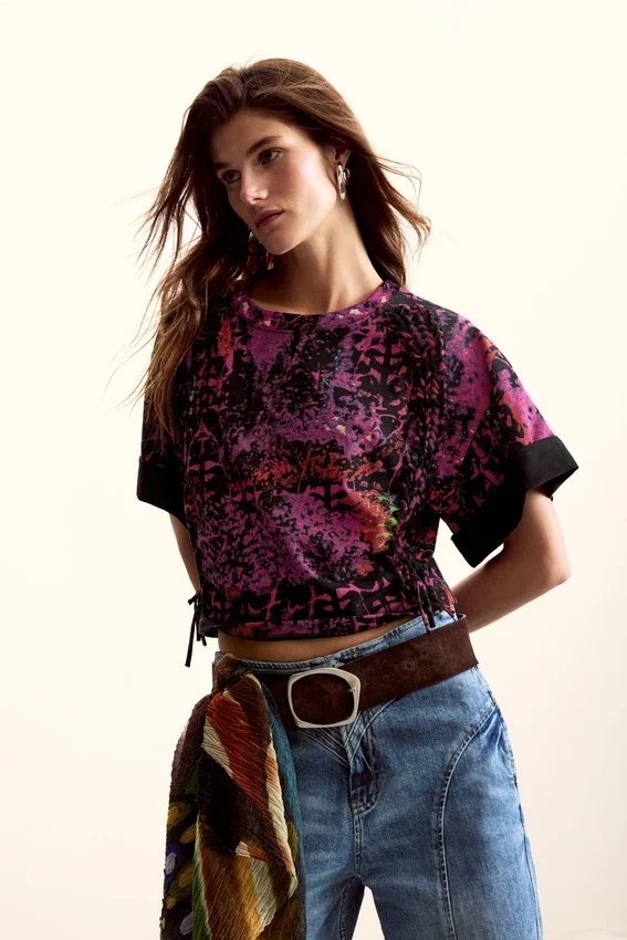 Ethno-T-Shirt, entworfen von Christian Lacroix Ethno-T-Shirt, entworfen von Christian Lacroix