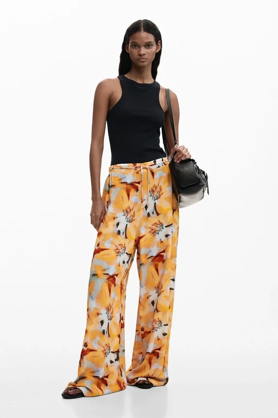 Fließende Hose mit Blumenmuster Fließende Hose mit Blumenmuster