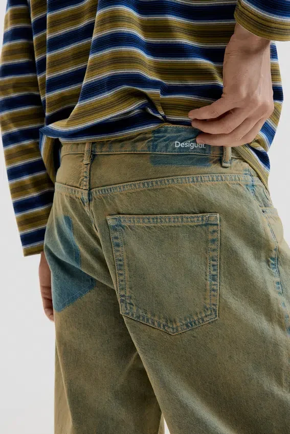 Gefärbte Jeans-Hose Gefärbte Jeans-Hose