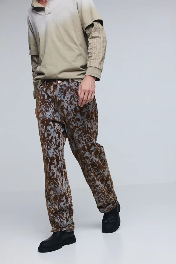 Gerade geschnittene Hose mit Struktur Gerade geschnittene Hose mit Struktur