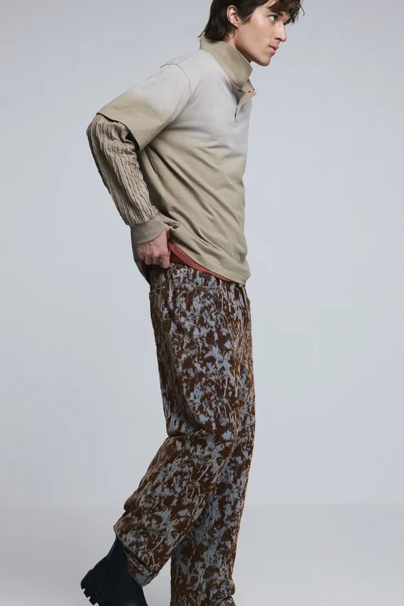Gerade geschnittene Hose mit Struktur Gerade geschnittene Hose mit Struktur