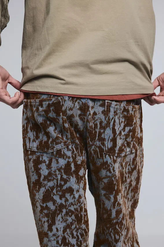 Gerade geschnittene Hose mit Struktur Gerade geschnittene Hose mit Struktur