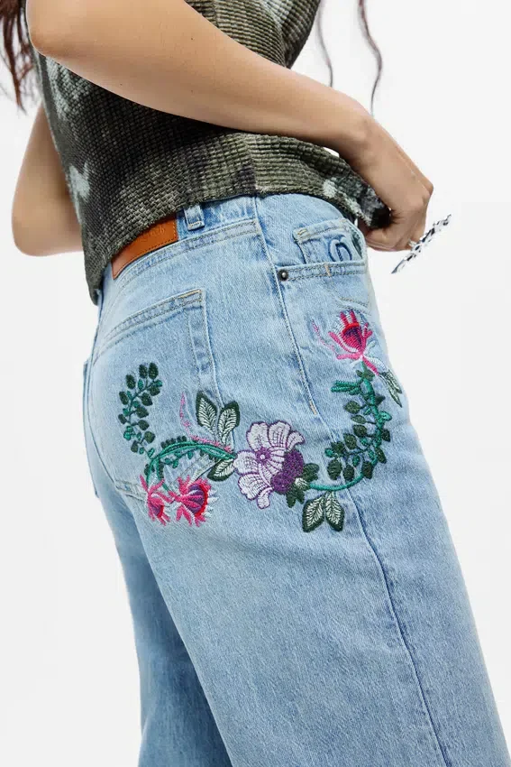 Gerade geschnittene Jeans mit Blumenmuster Gerade geschnittene Jeans mit Blumenmuster