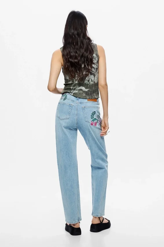 Gerade geschnittene Jeans mit Blumenmuster Gerade geschnittene Jeans mit Blumenmuster