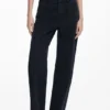 Gerade geschnittene Jeans mit Ziernähten Gerade geschnittene Jeans mit Ziernähten
