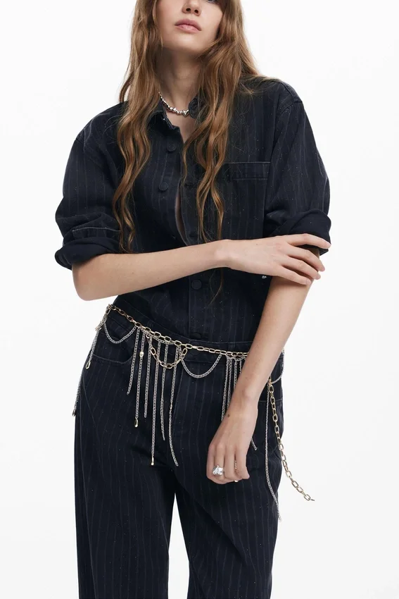 Gerade geschnittene Jeans mit Ziernähten Gerade geschnittene Jeans mit Ziernähten