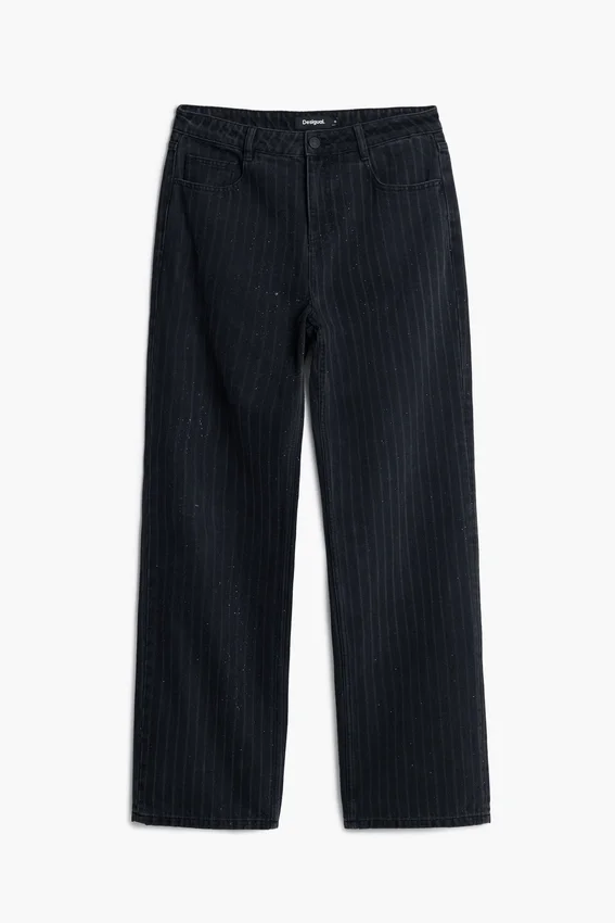 Gerade geschnittene Jeans mit Ziernähten Gerade geschnittene Jeans mit Ziernähten