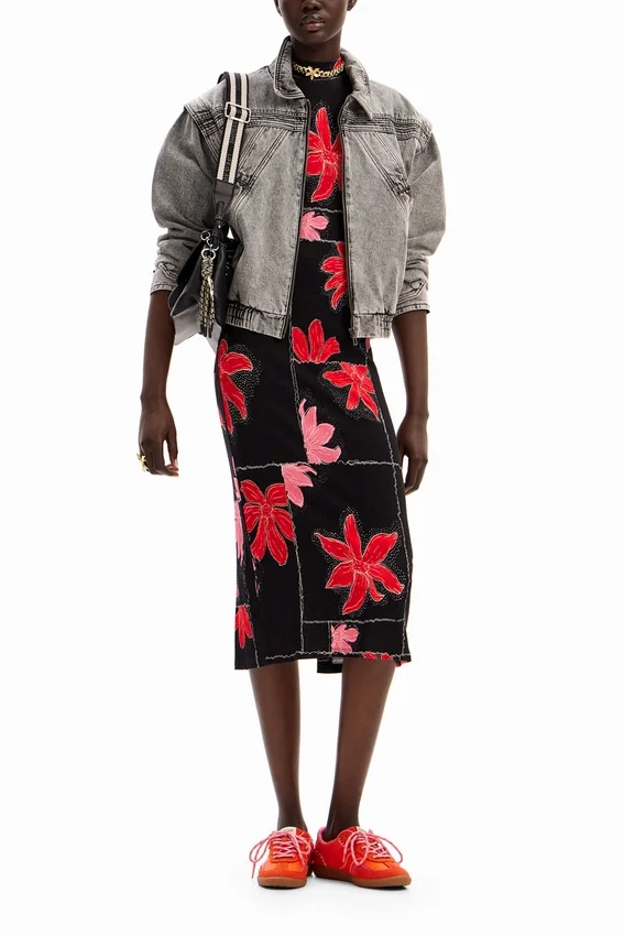 Geripptes Midi-Kleid mit Blumenmuster Geripptes Midi-Kleid mit Blumenmuster