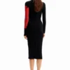 Geripptes Midi-Kleid mit Blumenmuster Geripptes Midi-Kleid mit Blumenmuster