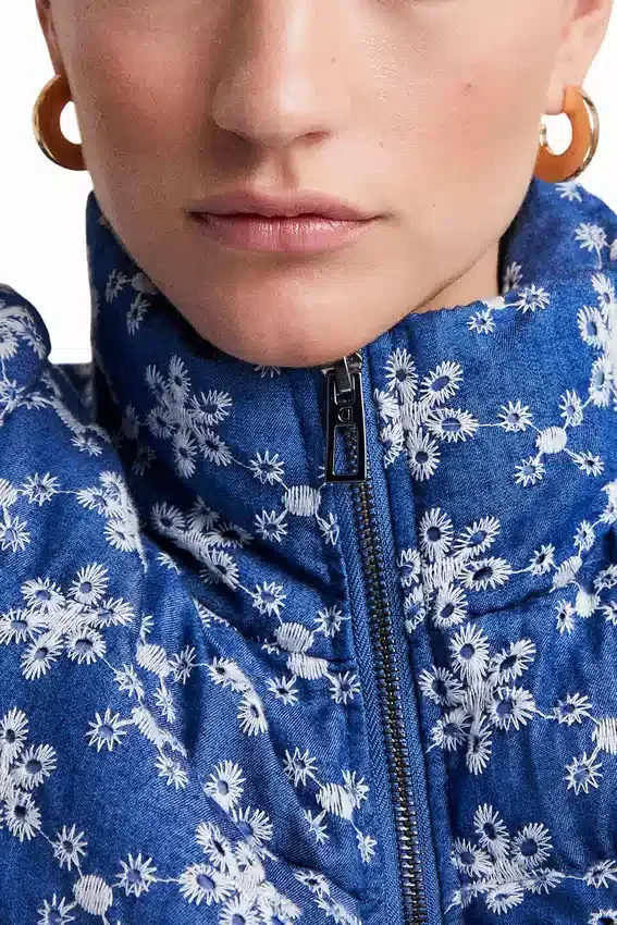 Gesteppte Jacke mit Spitze Gesteppte Jacke mit Spitze