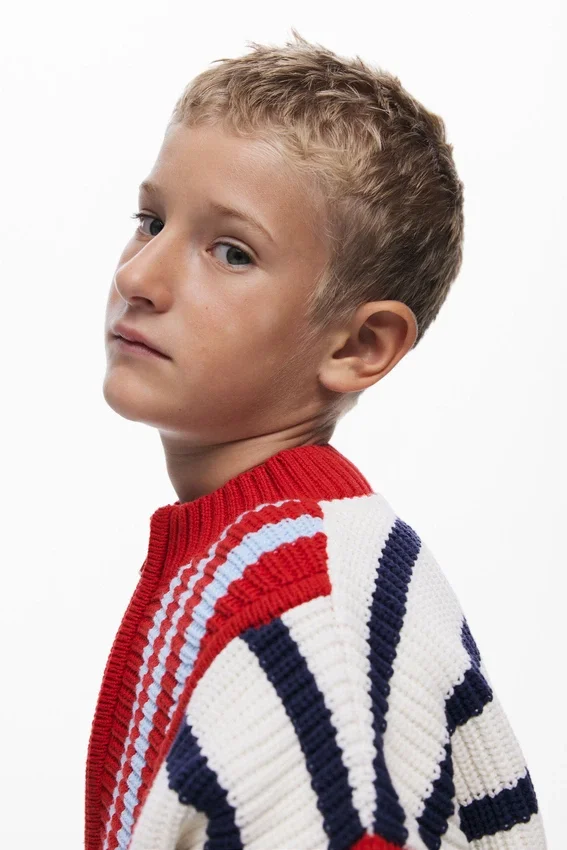 Gestreifter Pullover mit Reißverschluss Gestreifter Pullover mit Reißverschluss