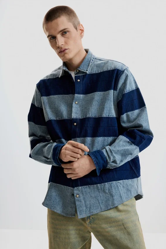 Gestreiftes Jeans-Hemd Gestreiftes Jeans-Hemd