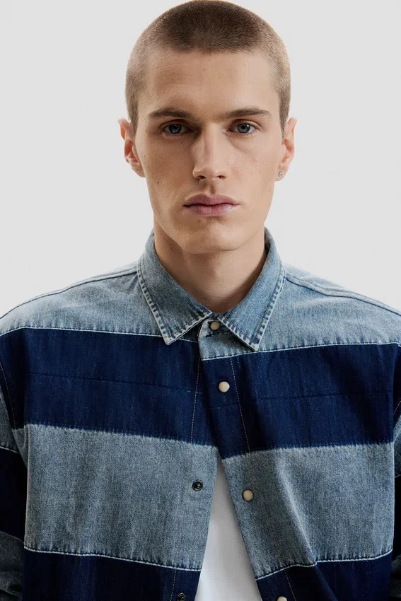 Gestreiftes Jeans-Hemd Gestreiftes Jeans-Hemd