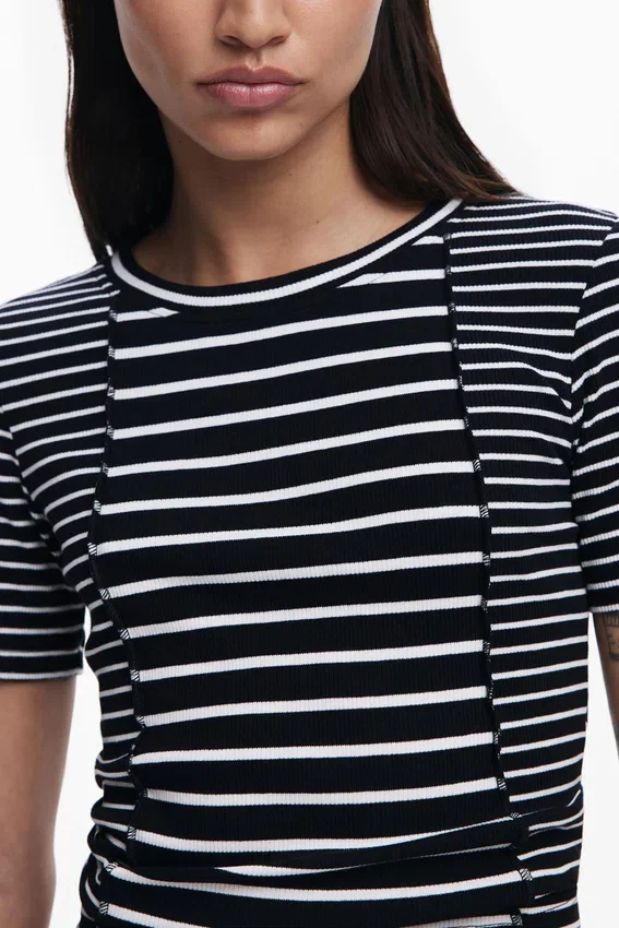 Gestreiftes Kurzarm-T-Shirt Gestreiftes Kurzarm-T-Shirt