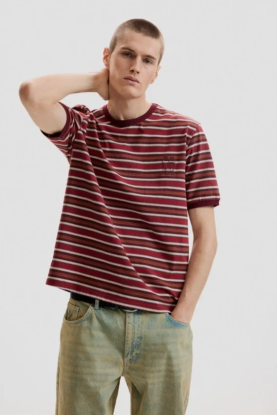Gestreiftes Strick-T-Shirt Gestreiftes Strick-T-Shirt