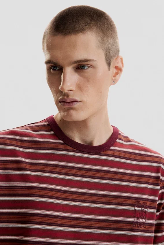 Gestreiftes Strick-T-Shirt Gestreiftes Strick-T-Shirt