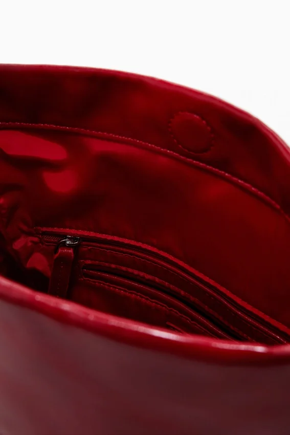 Mittlere glänzende Tasche mit Klappe Mittlere glänzende Tasche mit Klappe