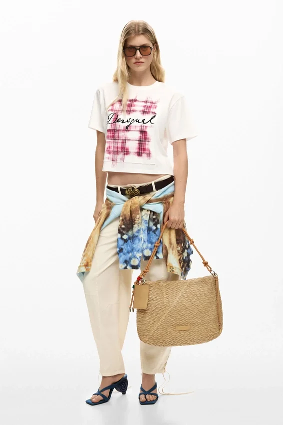 Große Raffia-Tasche mit Anhängern Große Raffia-Tasche mit Anhängern