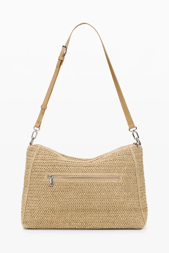 Große Raffia-Tasche mit Anhängern Große Raffia-Tasche mit Anhängern
