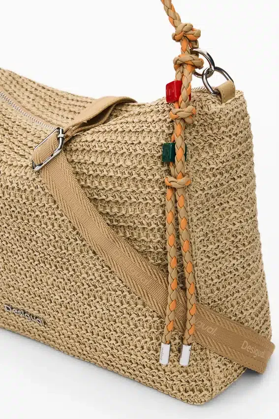 Große Raffia-Tasche mit Anhängern Große Raffia-Tasche mit Anhängern