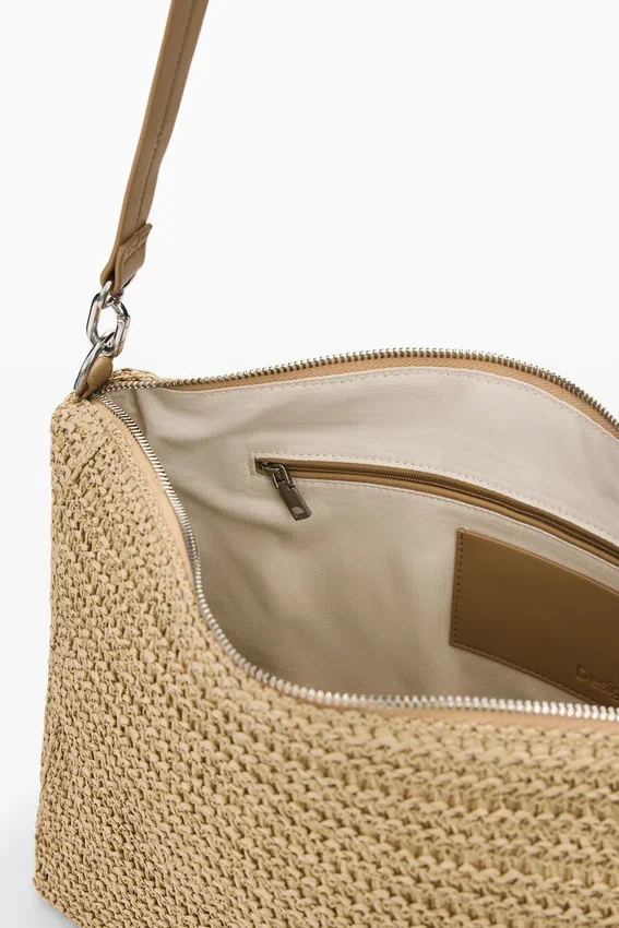 Große Raffia-Tasche mit Anhängern Große Raffia-Tasche mit Anhängern