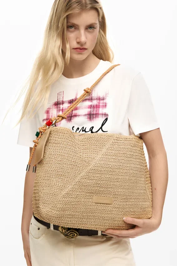 Große Raffia-Tasche mit Anhängern Große Raffia-Tasche mit Anhängern