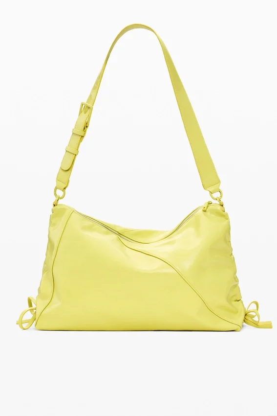 Große Tasche mit glänzender Schleife Große Tasche mit glänzender Schleife