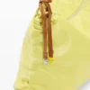 Große Tasche mit glänzender Schleife Große Tasche mit glänzender Schleife