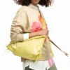 Große Tasche mit glänzender Schleife Große Tasche mit glänzender Schleife