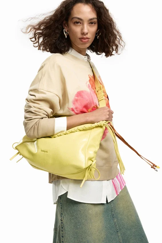Große Tasche mit glänzender Schleife Große Tasche mit glänzender Schleife