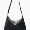 Große Tasche mit Logo-Anhänger Große Tasche mit Logo-Anhänger