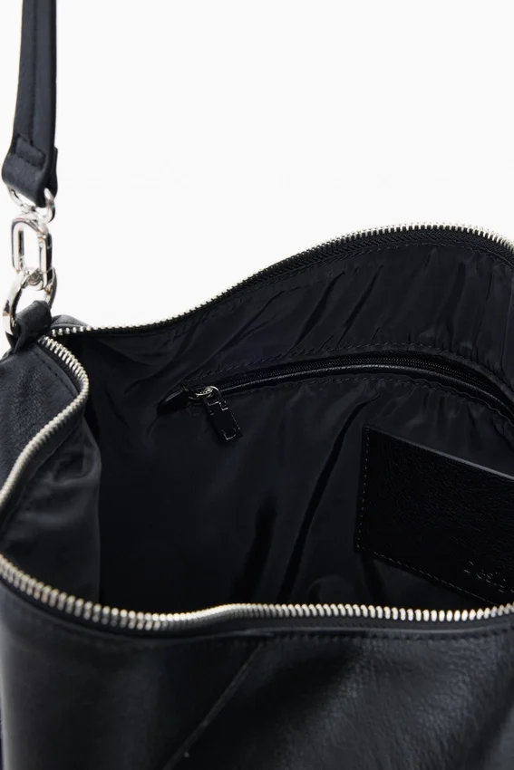 Große Tasche mit Logo-Anhänger Große Tasche mit Logo-Anhänger