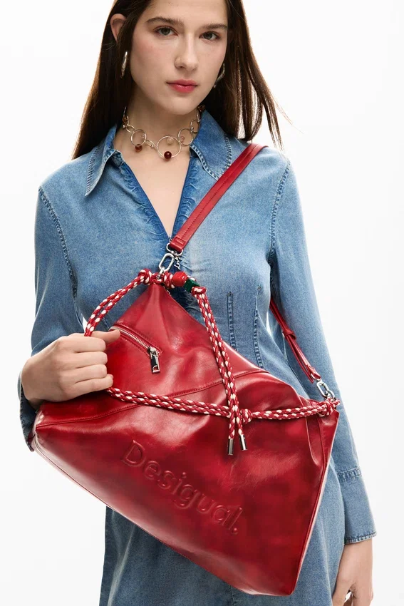 Große Tasche mit Logo-Anhänger Große Tasche mit Logo-Anhänger