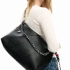 Große Tasche mit Logo-Anhänger Große Tasche mit Logo-Anhänger