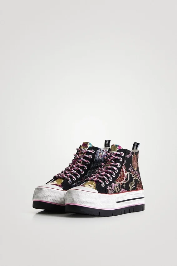 High-Top-Plateausneaker im asiatischen Patchwork-Stil High-Top-Plateausneaker im asiatischen Patchwork-Stil