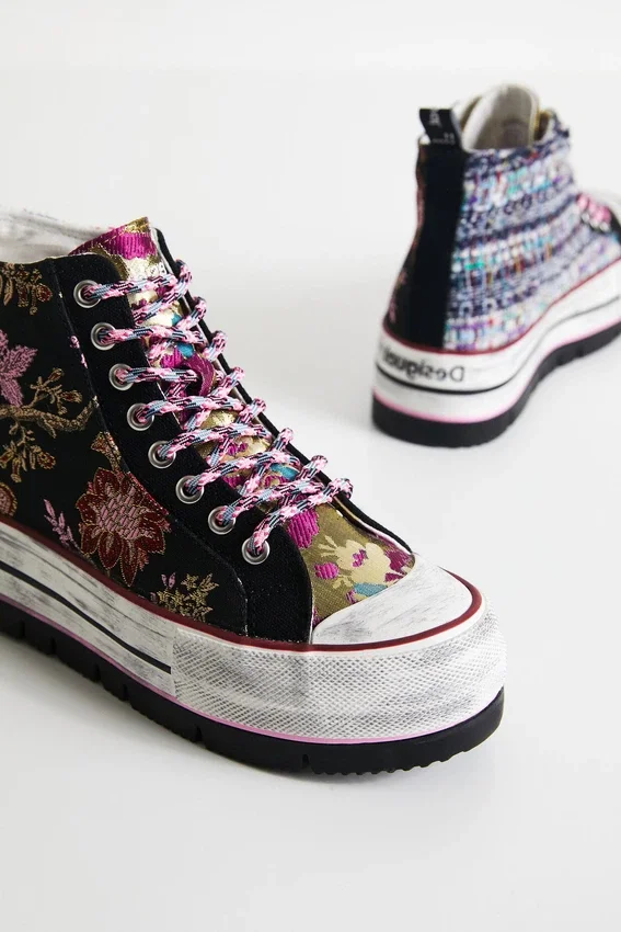 High-Top-Plateausneaker im asiatischen Patchwork-Stil High-Top-Plateausneaker im asiatischen Patchwork-Stil